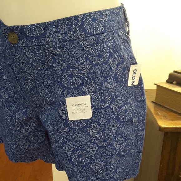 Old Navy Blue Pattern Shorts - Picture 2 of 5